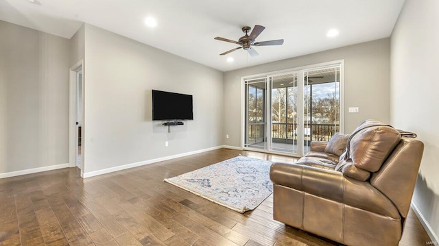 living area featuring recessed lighting, wood finished floors, baseboards, and ceiling fan