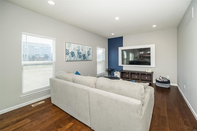 living area with dark wood finished floors, recessed lighting, visible vents, and baseboards