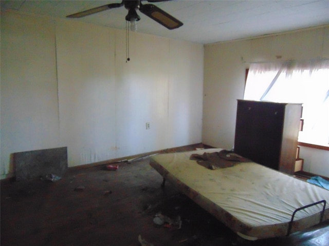 unfurnished bedroom featuring a ceiling fan