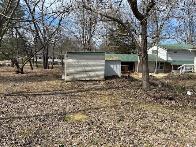 view of outdoor structure featuring an outbuilding