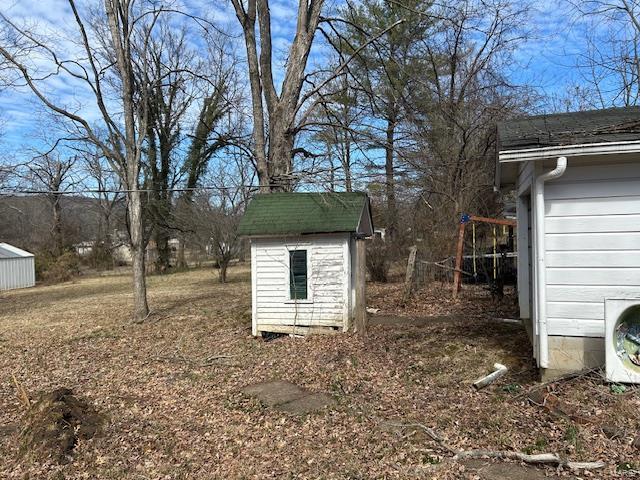 view of yard featuring a storage unit and an outdoor structure