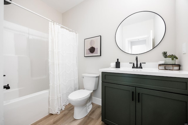 full bath featuring baseboards, toilet, wood finished floors, shower / bathtub combination with curtain, and vanity