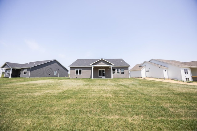 view of front of property featuring a front lawn