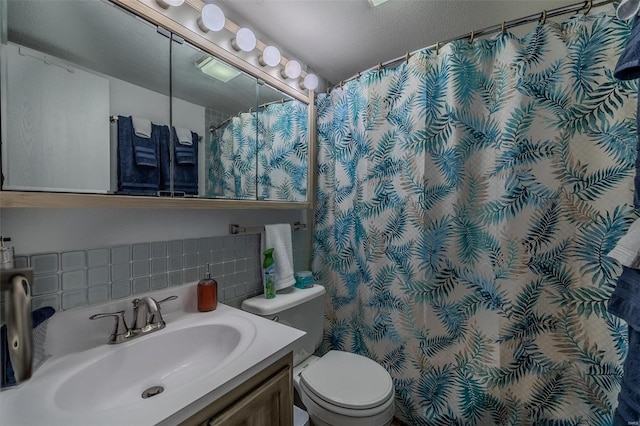 bathroom with tasteful backsplash, vanity, toilet, and curtained shower