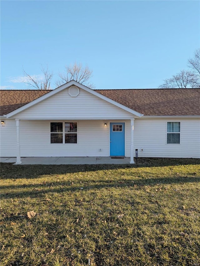 view of front of property with a front lawn and a shingled roof