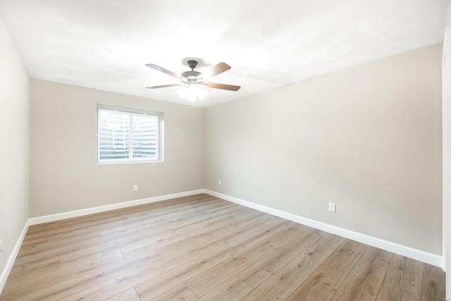 unfurnished room featuring light wood-style flooring, baseboards, and ceiling fan