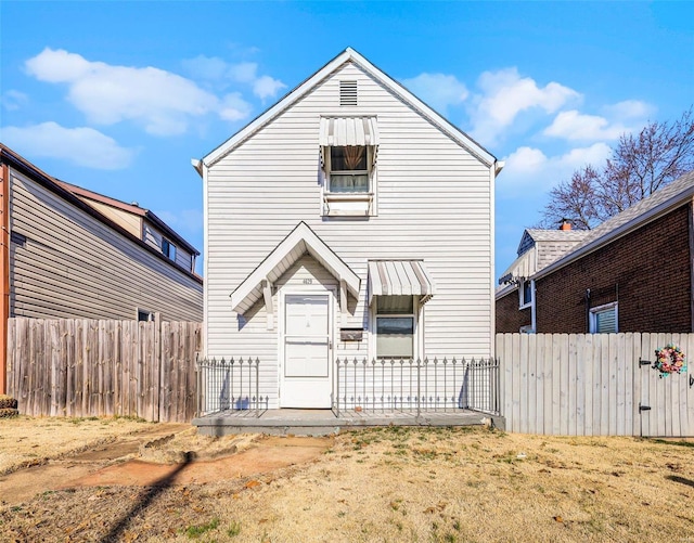 view of front of house featuring fence