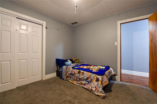 bedroom with visible vents, carpet floors, baseboards, and a ceiling fan