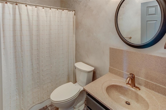 full bathroom featuring toilet, a shower with shower curtain, and vanity