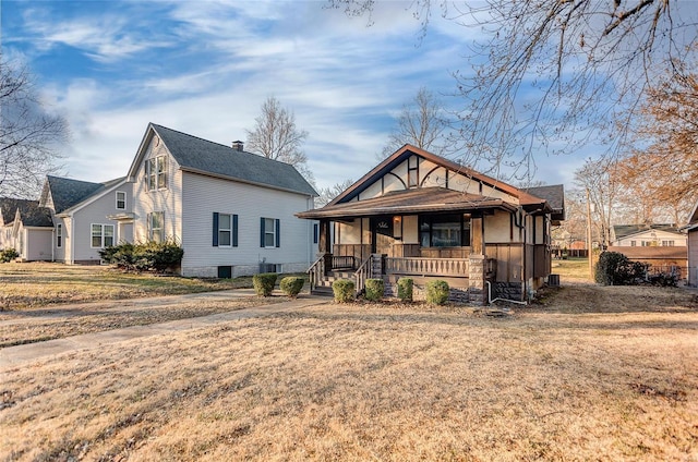 view of front of property featuring a porch and a front yard