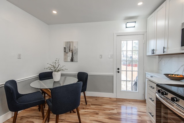 dining area featuring recessed lighting, light wood-type flooring, and baseboards