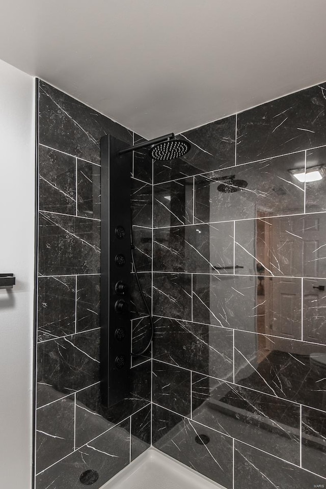 bathroom featuring tiled shower