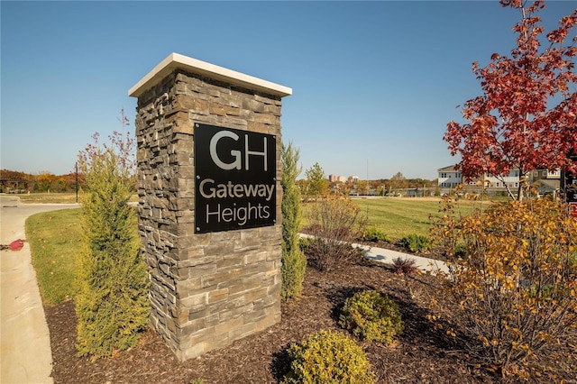 community sign with a lawn