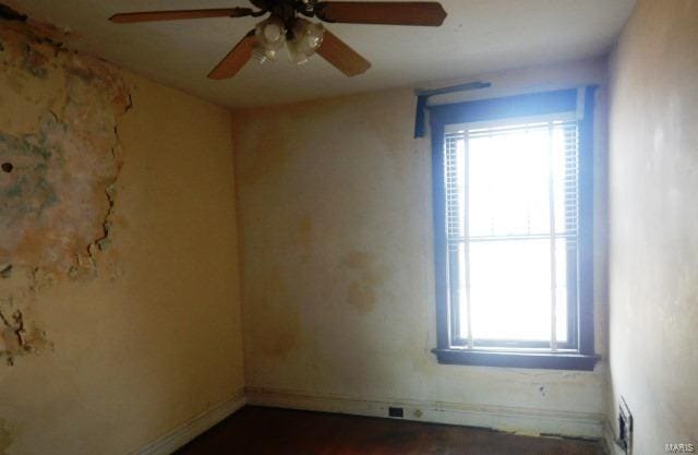 empty room featuring baseboards