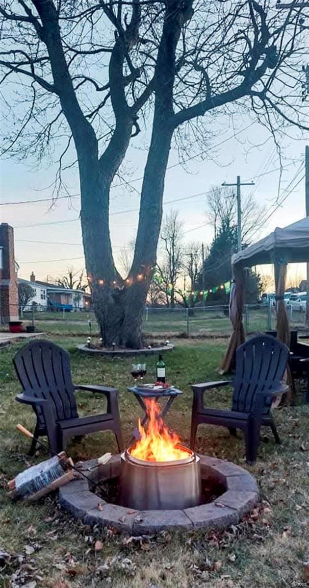 view of yard with a fire pit