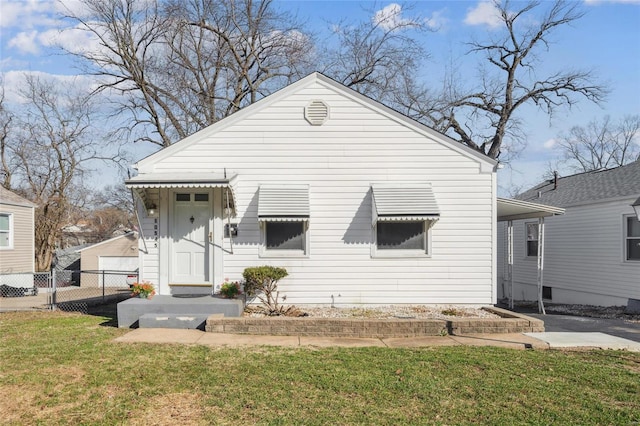 view of front facade featuring a front lawn and fence