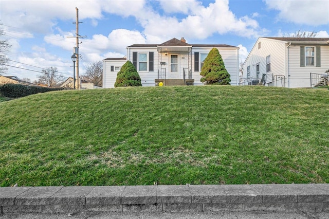 view of front of home featuring a front yard