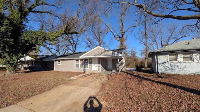 view of front of house with driveway