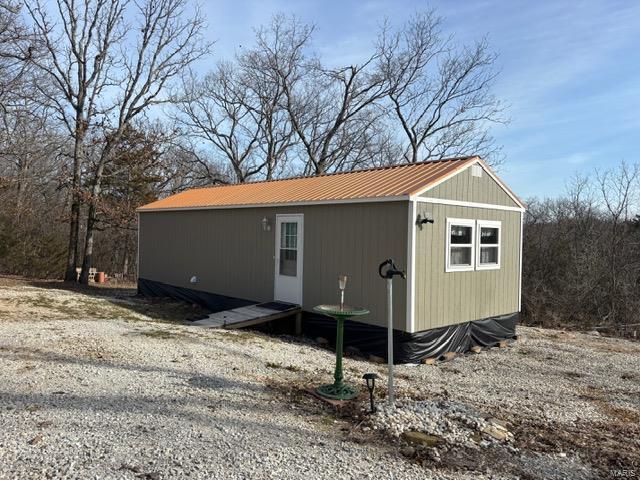 view of outdoor structure featuring an outbuilding