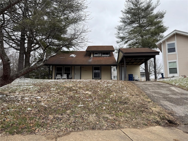 view of front of home with driveway and a carport