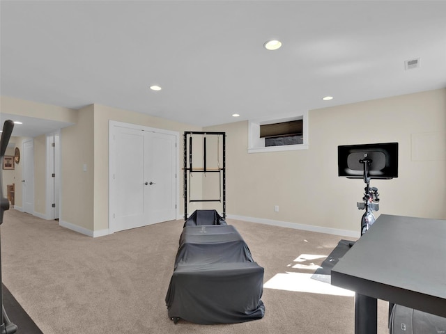 workout room featuring carpet, visible vents, baseboards, and recessed lighting