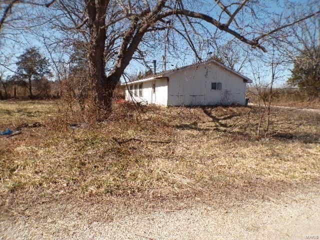 view of yard with an outbuilding