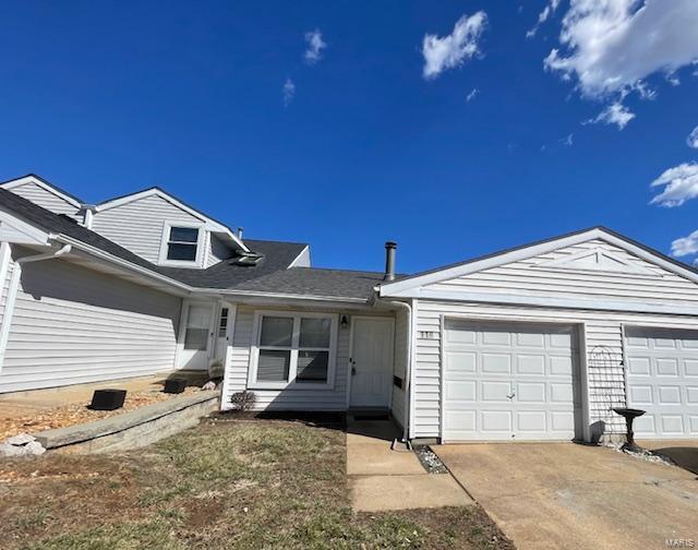 view of front facade with a garage and concrete driveway