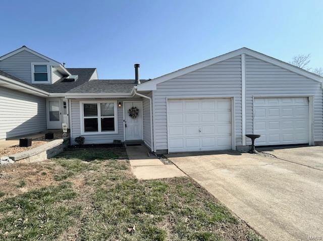 view of front facade featuring an attached garage and driveway