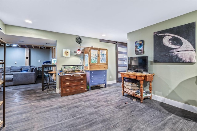 office featuring a barn door, recessed lighting, wood finished floors, and baseboards