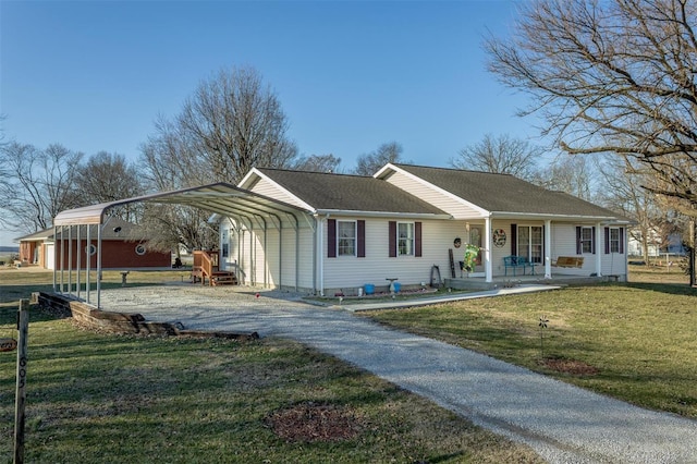 view of front facade featuring a porch, gravel driveway, a detached carport, and a front lawn