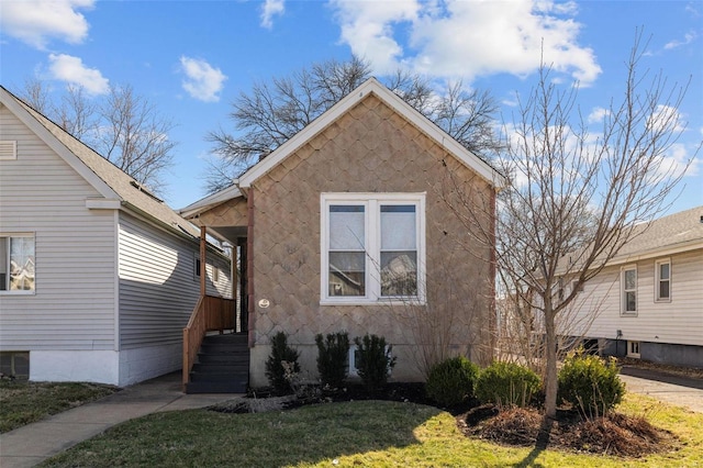 view of front of house featuring a front yard