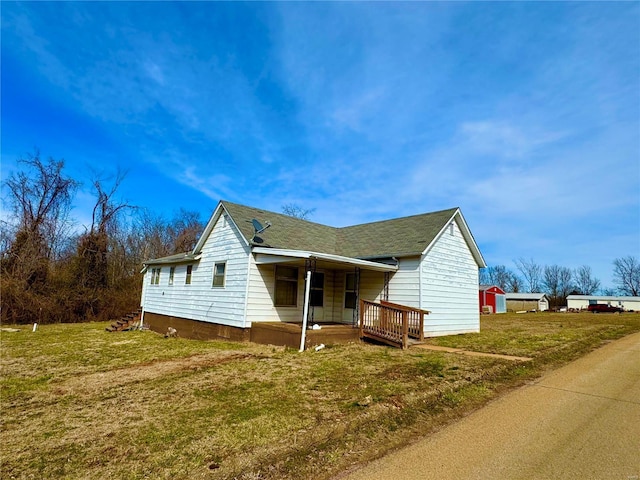 view of front facade with a front lawn and a porch