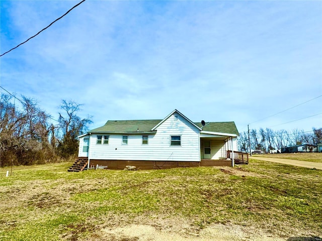 back of house featuring a yard