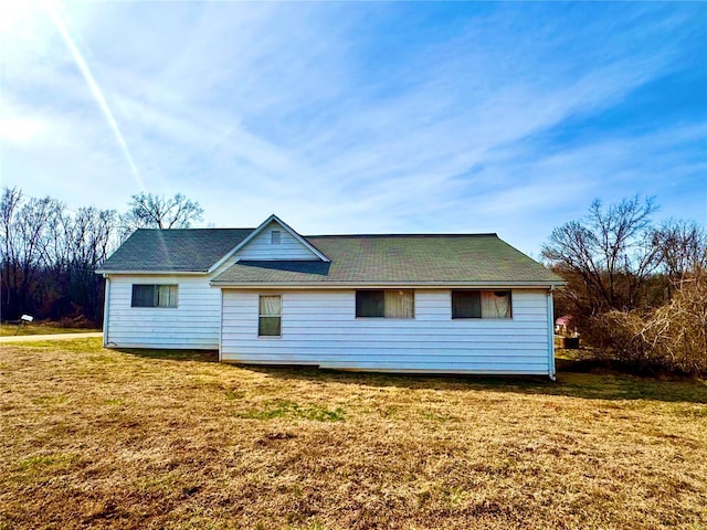 back of house featuring a lawn