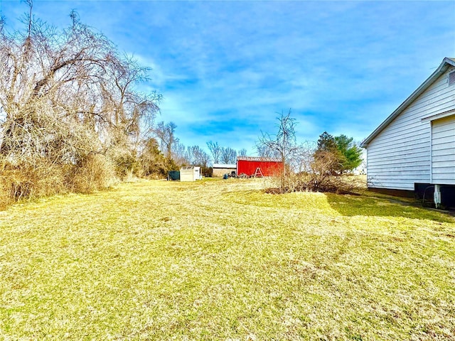 view of yard with an outbuilding