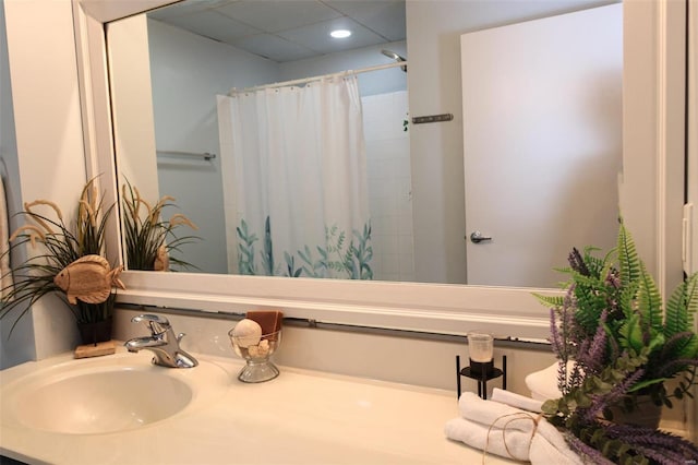 full bathroom featuring a shower with curtain and vanity