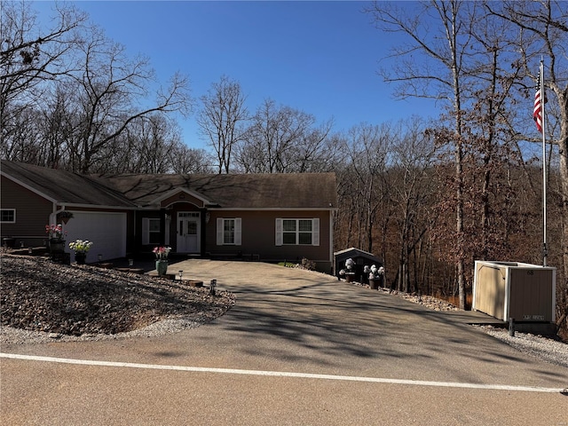 view of front of property with driveway