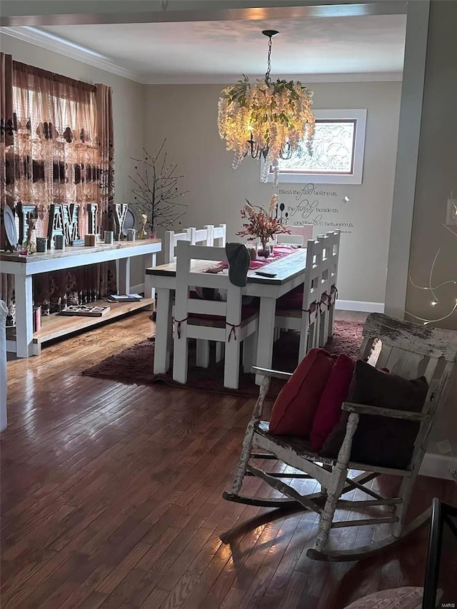 dining space featuring dark wood-style floors, a notable chandelier, baseboards, and crown molding