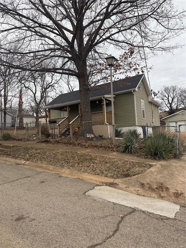 view of front facade featuring a fenced front yard and covered porch