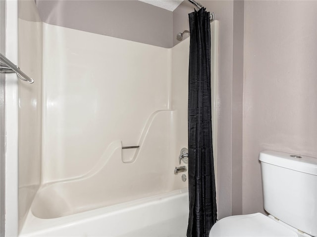 full bathroom featuring toilet and shower / tub combo with curtain