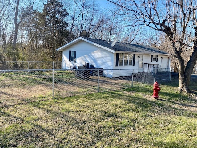 view of front facade featuring a fenced front yard and a front lawn