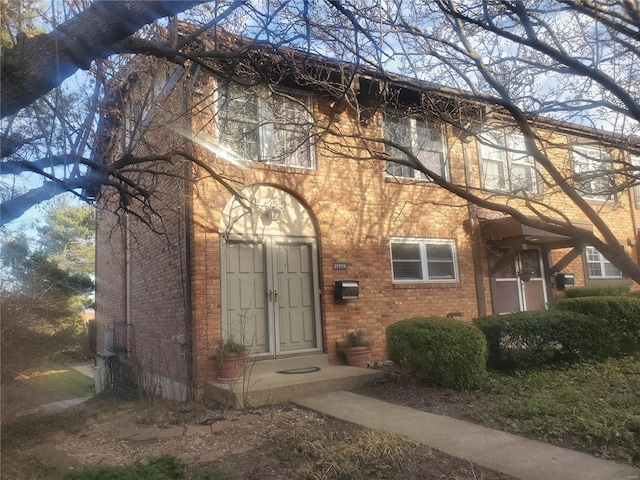 view of front facade featuring brick siding