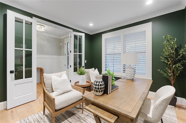 dining space with crown molding, light wood-style flooring, recessed lighting, and wainscoting