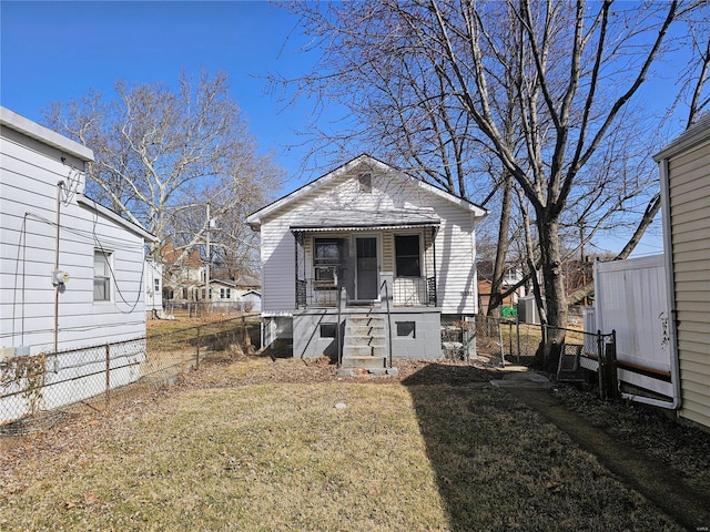 view of front facade with covered porch, a front lawn, and fence