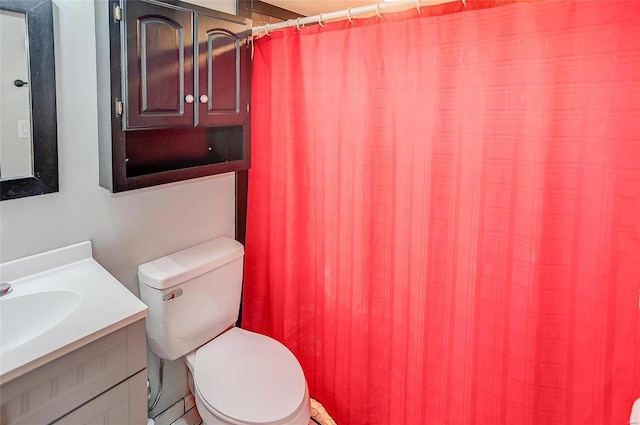 full bathroom featuring curtained shower, toilet, and vanity