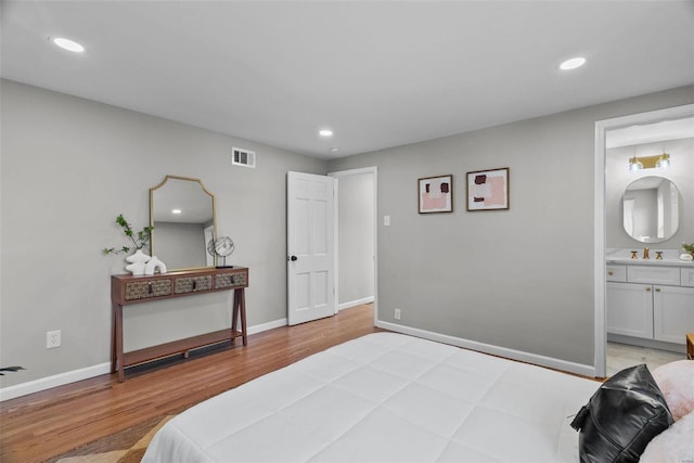 bedroom featuring recessed lighting, light wood-style floors, visible vents, and baseboards