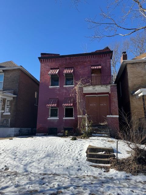 view of front facade featuring brick siding