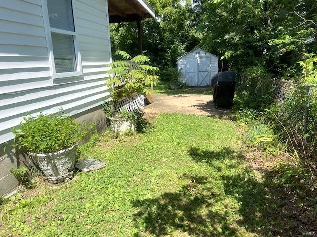 view of yard with an outdoor structure and a storage unit