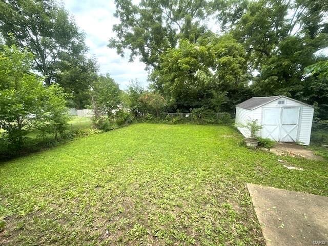 view of yard with a storage shed and an outdoor structure