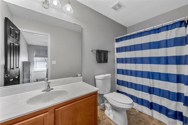 full bathroom featuring visible vents, toilet, vanity, and a shower with shower curtain